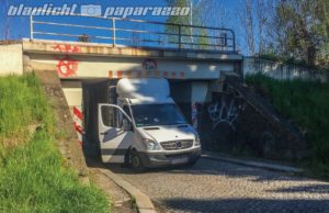 Transporter verkeilt sich in Bahnunterführung