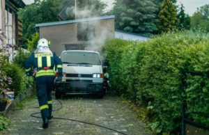 Feuerwehr löscht brennenden Transporter