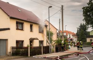 Wohnung gerät in Arnsdorf in Brand