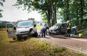 Transporter und PKW stoßen zusammen