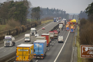Stau nach Unfall mit Schwerlasttransporter auf der A4 bei Pulsnitz