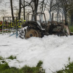 Feuerwehr löscht brennenden Traktor in Liebenau