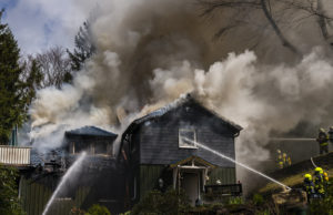 Mitten im Wald: Wohnhaus in Vollbrand