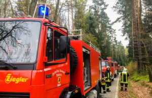 Feuerwehr löscht brennenden Holzhaufen