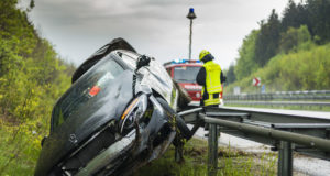 Unfall: Auto landet am Burkauer Berg auf der Schutzplanke