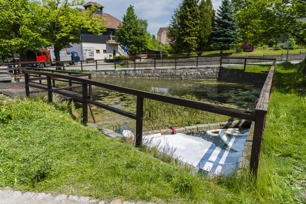 Flüssigkeit im Teich ABCEinsatz in Schwarznaußlitz Blaulicht