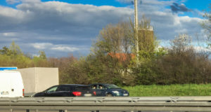Kleinlaster kippt um – Autofahrer wenden im Stau