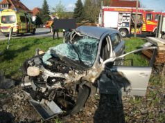 Schranke übersehen: PKW wird von Zug erfasst