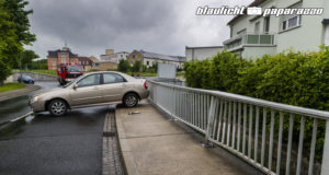 Auto kracht gegen Brückengeländer