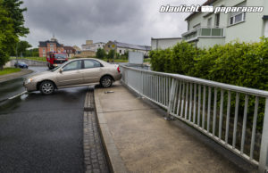 Auto kracht gegen Brückengeländer