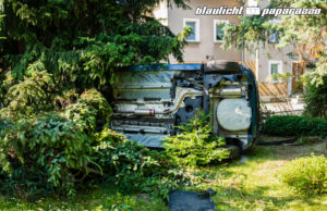 Auto kracht in Doberschau gegen Bäume