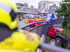 Auto durchbricht Geländer und bleibt über der Spree hängen