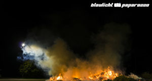 Riesiger Holzhaufen brennt in Reichenbach ab