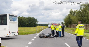 Kamenz: Motorrad kracht in Polizeibus