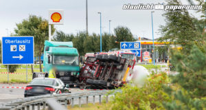LKW kippt am Rasthof Oberlausitz auf die Seite