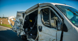 Transporter kracht gegen Baum – zwei Verletzte