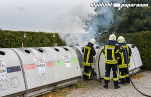 Feuerwehr löscht brennenden Papiercontainer