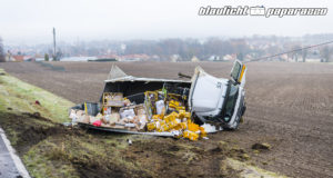 LKW kommt von glatter Straße ab und kippt um