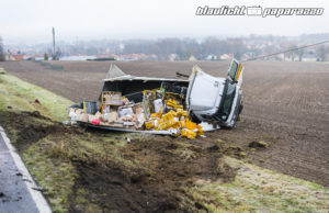 LKW kommt von glatter Straße ab und kippt um