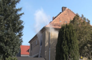 Feuerwehr findet Leiche bei Brand in Radeberg