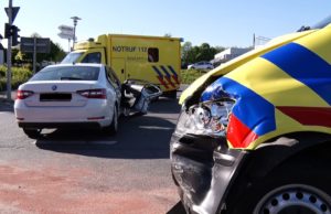 Drei Verletzte nach Zusammenstoß mit Notarzteinsatzfahrzeug
