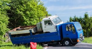 LKW verunglückt bei Wendemannöver
