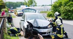 Auto kracht gegen Verkehrszeichen und Baum