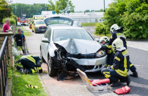 Auto kracht gegen Verkehrszeichen und Baum