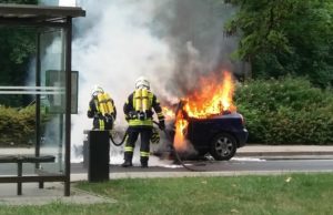 Auto brennt nach Unfall in Radeberg
