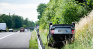 A4: Auto landet nach Unfall auf dem Dach