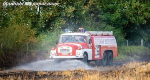 Feuerwehr kämpft gegen Feldbrand