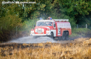 Feuerwehr kämpft gegen Feldbrand
