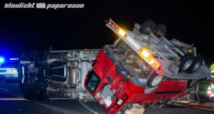 Autotransporter kippt auf der A4 um – Fahrer verschwindet plötzlich