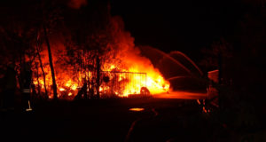 Reifenlager in Flammen – Mammut-Einsatz in Senftenberg