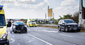 Wohnwagen-Gespann kracht mit SUV zusammen