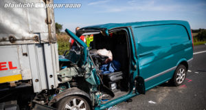 Zu dicht aufgefahren: Transporter kracht in Sattelauflieger