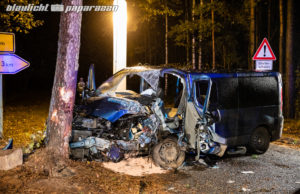 Transporter kracht gegen Baum – Feuerwehr befreit Fahrerin