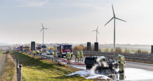 PKW gerät auf Autobahn bei Pulsnitz in Brand