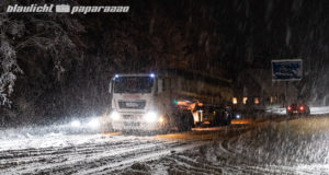 Starker Schneefall sorgt für Chaos auf den Straßen