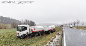 Pakettransporter kracht mit Tanklaster zusammen