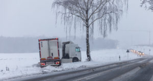 LKW kommt von Straße ab und landet auf Feld