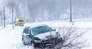 Auto kommt von Straße ab und überfährt Baum