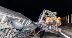 Transporter kracht in Schilderwagen – A4 aktuell gesperrt!