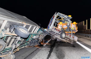 Transporter kracht in Schilderwagen – A4 aktuell gesperrt!