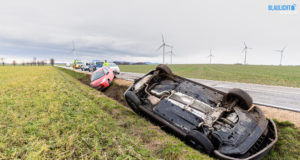 Auto landet nach Unfall auf dem Dach