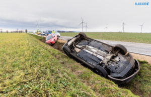 Auto landet nach Unfall auf dem Dach