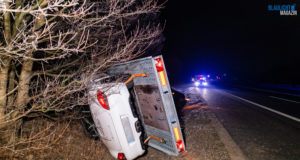 Auto und Anhänger mit Porsche verunfallt auf A4