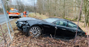 Maserati schießt von Straße und landet im Straßengraben