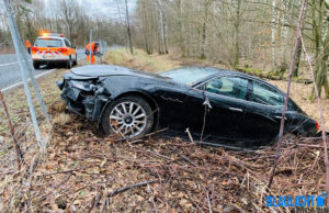 Maserati schießt von Straße und landet im Straßengraben