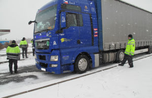 Gemeinsame Kontrolle durch tschechische und deutsche Verkehrspolizisten